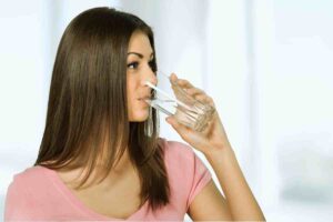 donna che beve acqua