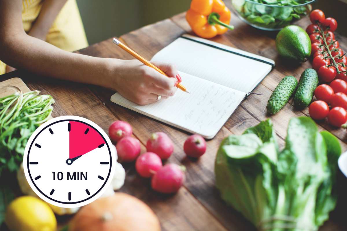 Timer dieci minuti, verdure, mano che scrive su un quaderno