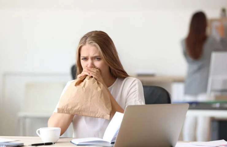 Donna che soffia dentro un sacchetto
