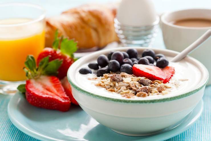 Colazione con yogurt e cereali