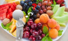 Piatto con frutta estiva e uomo dubbioso