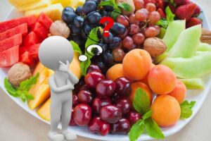 Piatto con frutta estiva e uomo dubbioso