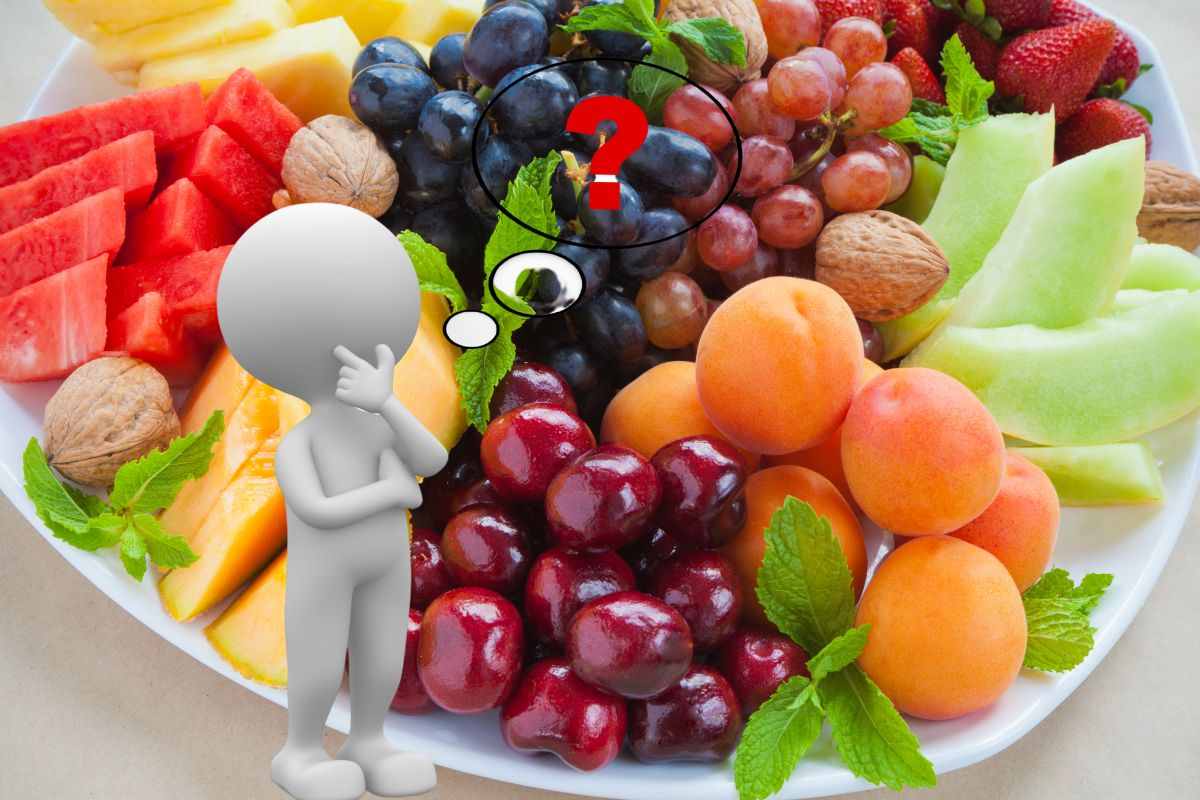 Piatto con frutta estiva e uomo dubbioso