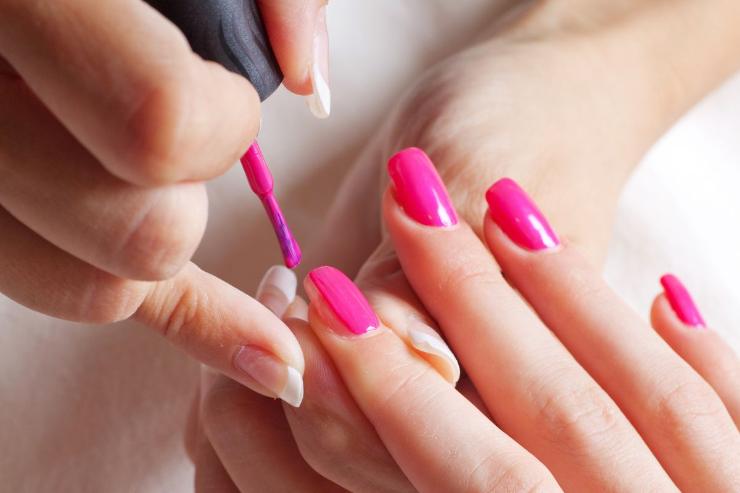 Mani con smalto rosa