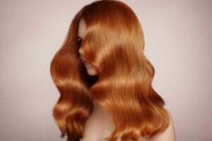Donna dai capelli rossi con onde voluminose