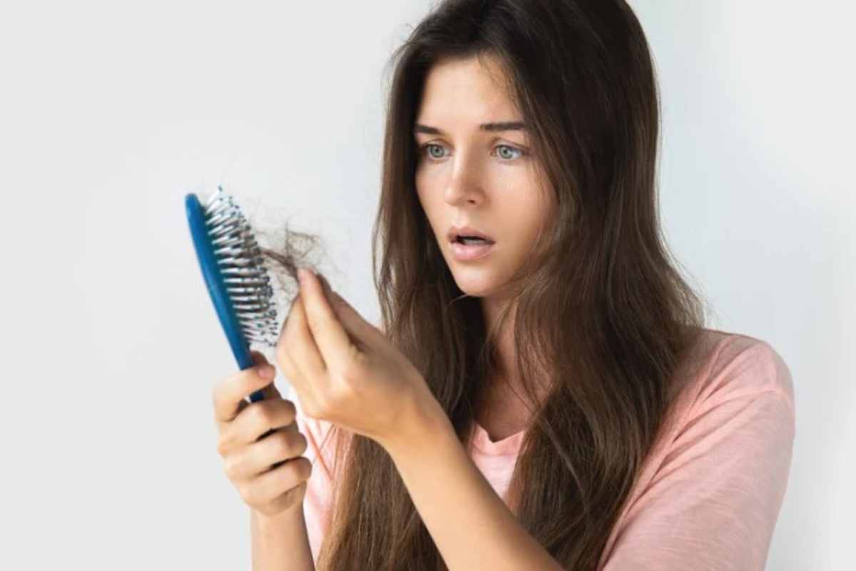 Donna perde capelli