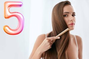 Donna che pettina capelli e numero 5
