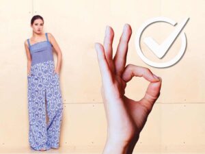 donna segno ok e donna con pantalone lungo