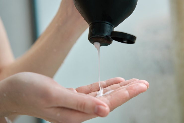 Mettre shampoo su mano