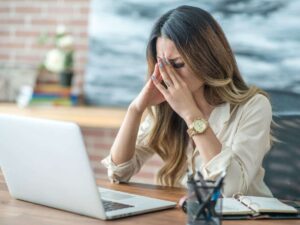 Donna preoccupata al pc
